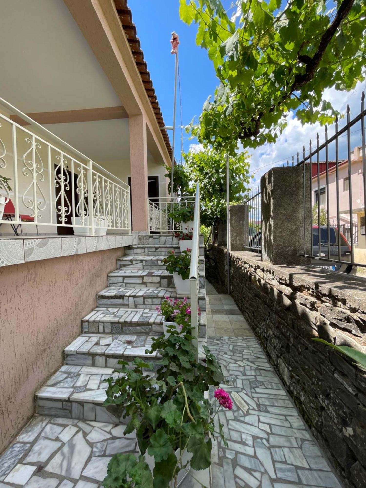 ホテル Eljos House Përmet エクステリア 写真